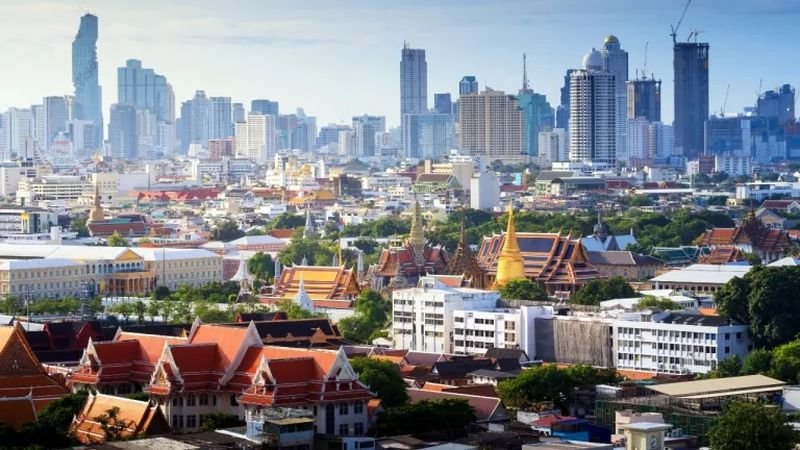 Obwohl der Mindestlohn in Bangkok im Juli dieses Jahres auf 400 Baht pro Tag angehoben wurde, ist die Metropole sehr teuer, und die Lebenshaltungskosten liegen für viele Arbeitnehmer höher, berichtete die Zeitung Thai Rath.Bangkok ist zwar eine Stadt voller Möglichkeiten, Einkommensquellen und neuer Erfahrungen, aber die Lebenshaltungskosten sind extrem hoch, sodass man sich nur schwer dem Ausruf entziehen kann: „Bangkok ist so teuer!“.