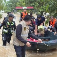 In Nakhon Si Thammarat blieben am Donnerstag alle Schulen im Bezirk Muang geschlossen, da das Hochwasser etwa einen Meter hoch stand. Anhaltende Regenfälle der letzten drei Tage führten auch in den Bezirken Phrommakhiri, Lan Saka, Sichon, Ron Phibun, Cha-uat und Tha Sala zu Überschwemmungen.