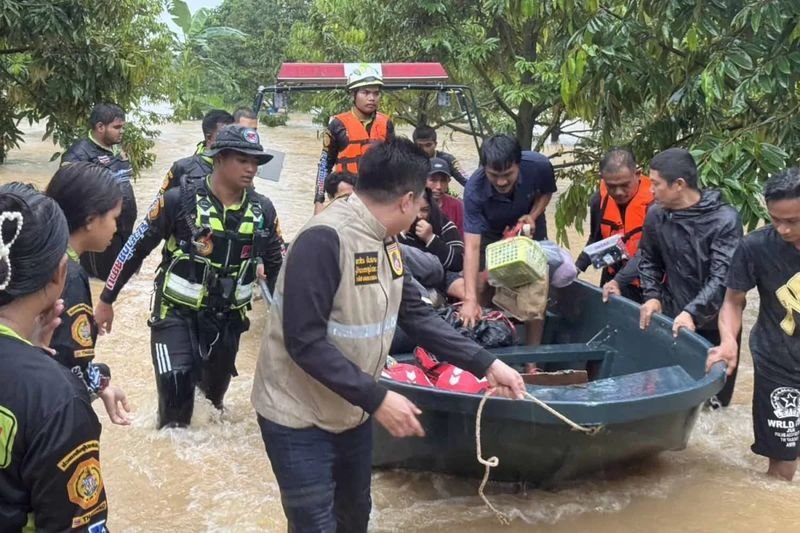 In Nakhon Si Thammarat blieben am Donnerstag alle Schulen im Bezirk Muang geschlossen, da das Hochwasser etwa einen Meter hoch stand. Anhaltende Regenfälle der letzten drei Tage führten auch in den Bezirken Phrommakhiri, Lan Saka, Sichon, Ron Phibun, Cha-uat und Tha Sala zu Überschwemmungen.