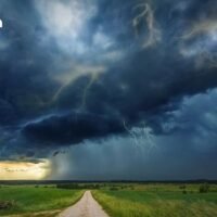 Der thailändische Wetterdienst (TMD) warnte vor anhaltenden Regenfällen in dieser Woche infolge des Tropensturms Kalmaegi. Der Sturm, der sich im westlichen Pazifik nahe der Ostküste der Philippinen gebildet hat, zieht westwärts in Richtung Südchinesisches Meer und Vietnam. Selbst wenn er sich beim Auftreffen auf eine Kaltluftmasse im Norden auflöst, ist er instabil und könnte weitere Regenfälle bringen.