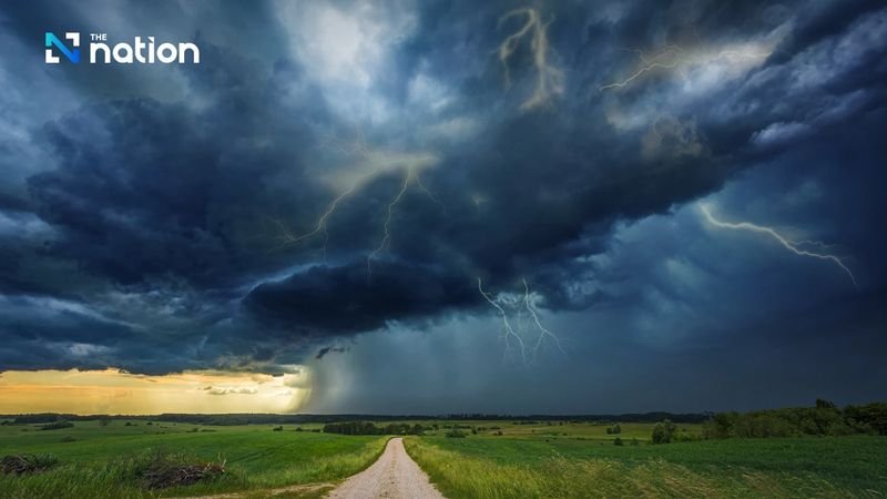 Der thailändische Wetterdienst (TMD) warnte vor anhaltenden Regenfällen in dieser Woche infolge des Tropensturms Kalmaegi. Der Sturm, der sich im westlichen Pazifik nahe der Ostküste der Philippinen gebildet hat, zieht westwärts in Richtung Südchinesisches Meer und Vietnam. Selbst wenn er sich beim Auftreffen auf eine Kaltluftmasse im Norden auflöst, ist er instabil und könnte weitere Regenfälle bringen.