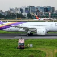 Thai Airways (THAI) verzeichnete im dritten Quartal einen Rückgang des Nettogewinns um 64,6 % gegenüber dem Vorjahr. Dieser deutliche Rückgang ist auf das Ausbleiben außerordentlicher Erträge, darunter Währungsgewinne, zurückzuführen. Der Gesamtumsatz von THAI und ihren Tochtergesellschaften belief sich auf 44,40 Milliarden Baht, ein Minus von 3,1 % aufgrund des Preiswettbewerbs und des stärkeren Baht.