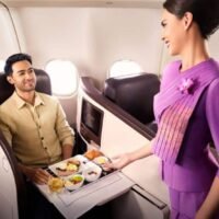 Thai Airways bietet auf ausgewählten Regionalstrecken Liegesitze als Premium-Economy-Option an. Dafür wurden ausgemusterte Business-Class-Sitze von Virgin Atlantic umfunktioniert. Das neue Angebot, Premium Economy Plus genannt, ermöglicht Passagieren den Komfort von Liegesitzen, ohne den höheren Business-Class-Tarif zahlen zu müssen. Die Initiative gilt für Flüge von Bangkok nach Chennai, Dhaka, Hyderabad, Jakarta und Kathmandu.