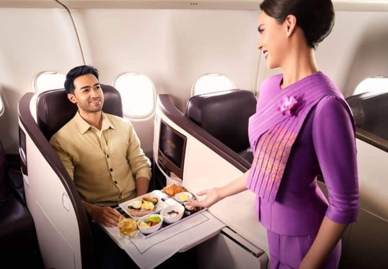 Thai Airways bietet auf ausgewählten Regionalstrecken Liegesitze als Premium-Economy-Option an. Dafür wurden ausgemusterte Business-Class-Sitze von Virgin Atlantic umfunktioniert. Das neue Angebot, Premium Economy Plus genannt, ermöglicht Passagieren den Komfort von Liegesitzen, ohne den höheren Business-Class-Tarif zahlen zu müssen. Die Initiative gilt für Flüge von Bangkok nach Chennai, Dhaka, Hyderabad, Jakarta und Kathmandu.