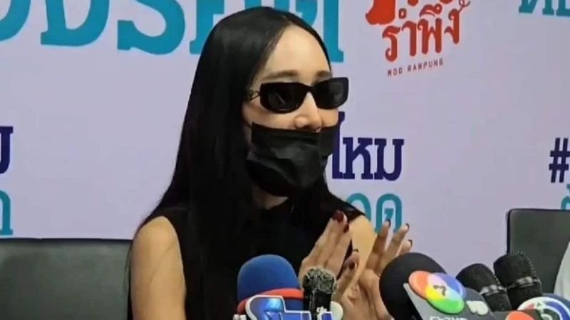 Eine Thailänderin namens A fordert von ihrem Ex-Freund die Rückzahlung von über 30 Millionen Baht. Sie wirft ihm schweres finanzielles Fehlverhalten und möglicherweise illegale Vermögensanhäufung vor. Unterstützt von der gemeinnützigen Organisation Sai Mai Survive, schilderte A öffentlich ihre dreijährige Beziehung zu dem Mann, den sie über Facebook kennengelernt hatte.