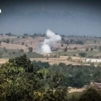 Fünf 60-mm-Mörsergranaten aus den Kämpfen in Myanmar sind im thailändischen Bezirk Mae Sot eingeschlagen. Bei dem grenzüberschreitenden Beschuss wurde ein Wohnhaus beschädigt und zwei Personen auf thailändischem Gebiet verletzt. Als Reaktion darauf feuerte die thailändische Armee vier 120-mm-Rauchgranaten zur Warnung in Richtung des Konfliktgebiets ab.