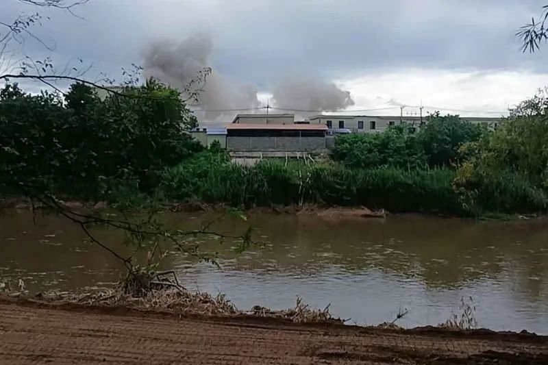 Die Naresuan-Einheit der Königlich Thailändischen Armee (RTA) überwacht die thailändisch-myanmarische Grenze im Bezirk Mae Sot, da über 1.500 ausländische Staatsangehörige aus dem KK-Park nach Thailand geflohen sind, sagte eine Militärquelle am Samstag.