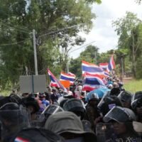 Thailändische Demonstranten unter der Führung des Aktivisten Veera Somkwamkid zogen am Freitag zum Grenzübergang Ban Nong Chan in der Provinz Sa Kaeo, um die Entfernung kambodschanischer Siedler aus Thailand zu fordern. (Foto: Sa Kaeo Radio Thailand)