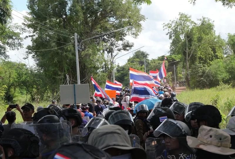 Thailändische Demonstranten unter der Führung des Aktivisten Veera Somkwamkid zogen am Freitag zum Grenzübergang Ban Nong Chan in der Provinz Sa Kaeo, um die Entfernung kambodschanischer Siedler aus Thailand zu fordern. (Foto: Sa Kaeo Radio Thailand)