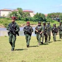 Die Dritte Armeeregion hat angesichts der sich verschärfenden Zusammenstöße zwischen Junta- und Rebellenkräften in der Nähe eines Betrugszentrums im Karen-Staat ihre Bereitschaft zur Eskalation der Verteidigungsmaßnahmen entlang der Grenze zu Myanmar bekräftigt. Die Gewalt, die am Samstag nur einen Kilometer von thailändischem Territorium entfernt ausbrach, hat die Besorgnis im Bezirk Mae Sot der Provinz Tak verstärkt.