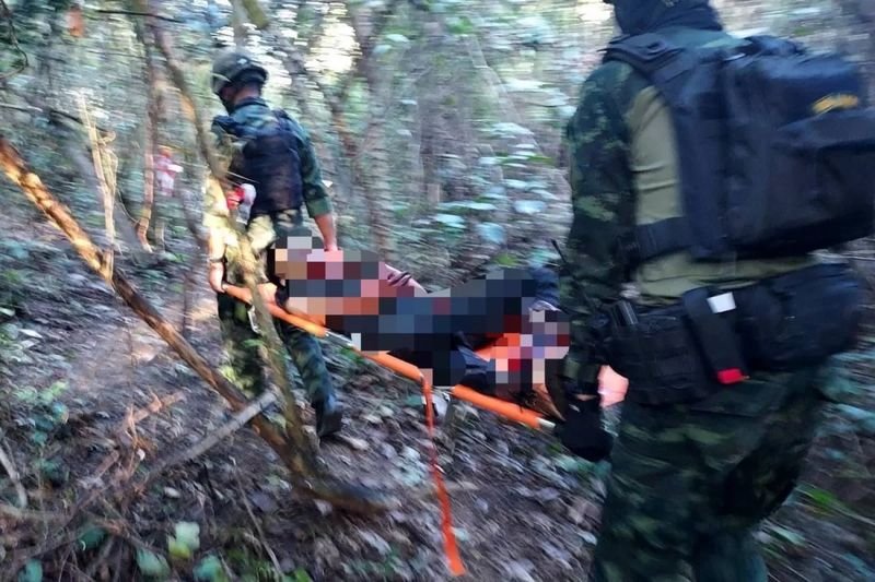 Ein Chinese wurde am frühen Samstagmorgen in Ban Nong Chan in der Provinz Sa Kaeo durch eine Landmine verletzt, als er sich über einen natürlichen Pfad nach Thailand einschlich.Die Burapha-Einsatzgruppe berichtete, dass sich der Vorfall um 5:50 Uhr ereignete. Grenzschutzbeamte hörten eine Explosion aus einem Waldgebiet etwa 80 bis 90 Meter von der Sri Phen Straße entlang der thailändisch-kambodschanischen Grenze entfernt.