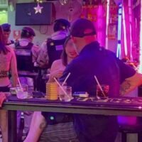 Die thailändische Regierung hat beschlossen, die Alkoholbestimmungen zu lockern, um den Tourismus anzukurbeln. Dies löste gemischte Reaktionen bei Branchenvertretern und Gesundheitsbehörden aus. Die Änderungen, die am 13. November vom Nationalen Komitee für Alkoholpolitik beschlossen wurden, heben das Alkoholverbot zwischen 14 und 17 Uhr auf und verlängern die Öffnungszeiten von Gastronomiebetrieben um eine Stunde nach Mitternacht. Die neuen Regelungen sollen innerhalb von zwei Wochen in Kraft treten.