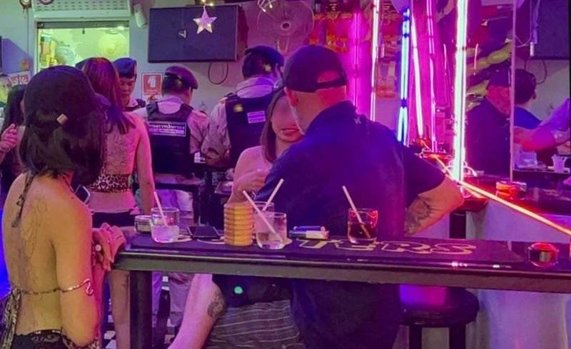 Die thailändische Regierung hat beschlossen, die Alkoholbestimmungen zu lockern, um den Tourismus anzukurbeln. Dies löste gemischte Reaktionen bei Branchenvertretern und Gesundheitsbehörden aus. Die Änderungen, die am 13. November vom Nationalen Komitee für Alkoholpolitik beschlossen wurden, heben das Alkoholverbot zwischen 14 und 17 Uhr auf und verlängern die Öffnungszeiten von Gastronomiebetrieben um eine Stunde nach Mitternacht. Die neuen Regelungen sollen innerhalb von zwei Wochen in Kraft treten.