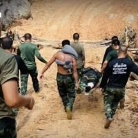 Ein thailändischer Soldat verlor seinen rechten Knöchel, nachdem er in Huai Ta Maria, Si Sa Ket, auf eine Landmine getreten war. Die 2. Armeeregion transportiert den Verletzten per Hubschrauber vom Unglücksort ab.