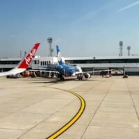 Premierminister Anutin Charnvirakul trifft sich mit Vertretern der Tourismusbranche, um neue Konjunkturmaßnahmen zu erörtern, darunter die mögliche Wiedereinführung kostenloser Inlandsflüge für ausländische Touristen. Dieser Schritt folgt den Empfehlungen des thailändischen Luftfahrtverbands (AAT), der die erheblichen Vorteile eines solchen Programms für den Tourismussektor hervorhebt. Die Initiative zielt darauf ab, die Branche in der Nebensaison 2026 durch die Förderung von Reisen zu weniger bekannten Zielen anzukurbeln.