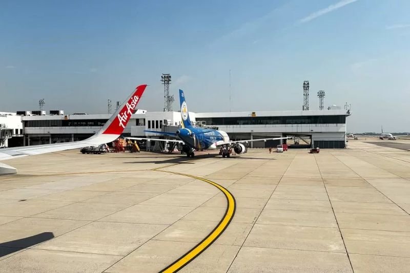 Premierminister Anutin Charnvirakul trifft sich mit Vertretern der Tourismusbranche, um neue Konjunkturmaßnahmen zu erörtern, darunter die mögliche Wiedereinführung kostenloser Inlandsflüge für ausländische Touristen. Dieser Schritt folgt den Empfehlungen des thailändischen Luftfahrtverbands (AAT), der die erheblichen Vorteile eines solchen Programms für den Tourismussektor hervorhebt. Die Initiative zielt darauf ab, die Branche in der Nebensaison 2026 durch die Förderung von Reisen zu weniger bekannten Zielen anzukurbeln.