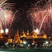 . Das thailändische Kabinett hat eine Verlängerung der Neujahrsfeiertage um fünf Tage beschlossen und den Freitag, den 2. Januar 2026, als besonderen Feiertag hinzugefügt. Ziel dieser Maßnahme ist es, den Inlandstourismus anzukurbeln und die nationale Wirtschaft zu stärken. Die Neujahrsferien erstrecken sich nun vom Mittwoch, dem 31. Dezember 2025, bis zum Sonntag, dem 4. Januar 2026.