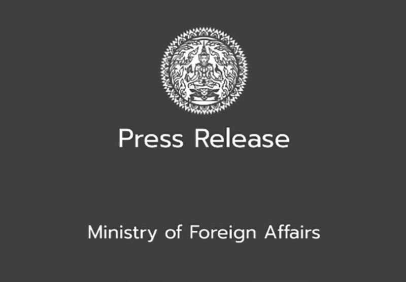 Das thailändische Außenministerium verurteilte Kambodscha am 13. November 2025 in einer scharfen Erklärung wegen wiederholter Verstöße gegen die bilaterale Gemeinsame Erklärung. Anlass waren zwei schwere Vorfälle an der thailändisch-kambodschanischen Grenze. Die Erklärung führte detailliert die mutmaßlichen Verstöße auf, darunter das Verlegen neuer Antipersonenminen auf thailändischem Territorium, bei dem thailändische Soldaten verletzt wurden, sowie grenzüberschreitendes Feuergefecht, das die Spannungen zwischen den beiden Nachbarländern verschärfte.