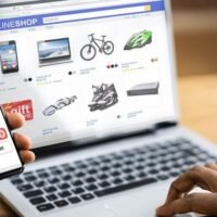 In einer bedeutenden Kursänderung gab die thailändische Zollbehörde heute bekannt, dass ab dem 1. Januar 2026 alle online verkauften ausländischen Waren mit einem Wert von über 1 Baht einer Einfuhrsteuer unterliegen. Damit endet die bisherige Befreiung für Artikel unter 1.500 Baht, die Ende dieses Jahres ausläuft. Die Einführung dieser Steuer, zusätzlich zur bestehenden Mehrwertsteuer, soll dem Staat voraussichtlich jährliche Einnahmen von mindestens 3 Milliarden Baht bescheren.