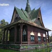 Thailands Tempel, erbaut aus 1,5 Millionen Bierflaschen, verwandelt Müll in zeitlose Schönheit. Im Herzen der Provinz Sisaket im Nordosten Thailands steht einer der bemerkenswertesten Tempel der Welt, Wat Pa Maha Chedi Kaew, der Tempel der Millionen Flaschen.