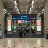 Thailands Plan zur Einführung einer Tourismussteuer, der im Februar 2023 von der Regierung grundsätzlich gebilligt wurde, verzögert sich weiterhin, und die Umsetzung ist noch ungewiss. Die Steuer, die die Tourismusentwicklung finanzieren und ausländischen Besuchern eine Versicherung bieten soll, wird durch politische Veränderungen und logistische Herausforderungen behindert.