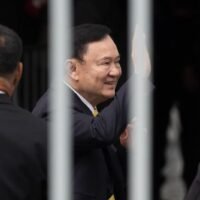 Der Ausgang des Hafturlaubsantrags des ehemaligen thailändischen Premierministers Thaksin Shinawatra ist ungewiss. Grund dafür ist die Anweisung an die Justizvollzugsbehörde, die Bewährungskriterien zu überprüfen und gegebenenfalls anzupassen.