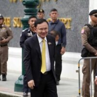 Der Oberste Gerichtshof hat gestern am Montag in einem langjährigen Steuerstreit gegen Thaksin Shinawatra entschieden und ihn zur Zahlung von 17,6 Milliarden Baht an Einkommensteuer, Strafen und Gebühren verurteilt, die aus dem Verkauf von Aktien der Shin Corporation im Jahr 2006 resultieren.