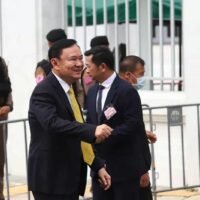 Die Aussichten des ehemaligen Premierministers Thaksin Shinawatra auf Bewährung sind höchst ungewiss geworden, nachdem das Justizministerium angewiesen wurde, die Kriterien für die Bewährung und die damit verbundenen Verfahren zu überprüfen.
