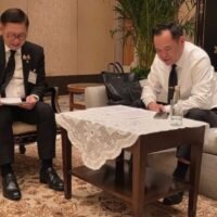 Premierminister Anutin Charnvirakul gab bekannt, dass US-Präsident Donald Trump und der malaysische Premierminister Anwar Ibrahim ihn am späten Abend des 14. November kontaktierten, um die zunehmenden Spannungen an der thailändisch-kambodschanischen Grenze zu erörtern. Beide Staatschefs mahnten zur Zurückhaltung und zur Einhaltung der Erklärung von Kuala Lumpur vom 26. Oktober 2025, die im Anschluss an Thailands Vorwurf gegen Kambodscha wegen Verstoßes gegen das Abkommen unterzeichnet worden war