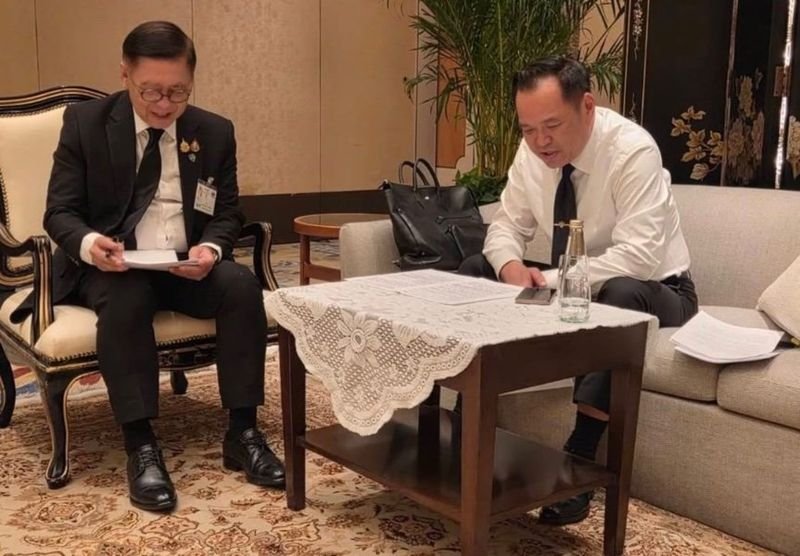 Premierminister Anutin Charnvirakul gab bekannt, dass US-Präsident Donald Trump und der malaysische Premierminister Anwar Ibrahim ihn am späten Abend des 14. November kontaktierten, um die zunehmenden Spannungen an der thailändisch-kambodschanischen Grenze zu erörtern. Beide Staatschefs mahnten zur Zurückhaltung und zur Einhaltung der Erklärung von Kuala Lumpur vom 26. Oktober 2025, die im Anschluss an Thailands Vorwurf gegen Kambodscha wegen Verstoßes gegen das Abkommen unterzeichnet worden war