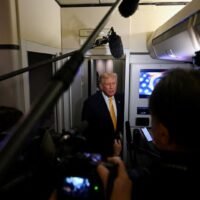 Die Vereinigten Staaten haben die Handelsverhandlungen mit Thailand ausgesetzt, nachdem Thailand angekündigt hatte, alle Arbeiten an dem im vergangenen Monat mit Kambodscha unterzeichneten Friedensabkommen einzustellen, teilte das Außenministerium am Samstag mit.