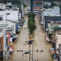 Weitverbreitete Überschwemmungen in zehn südlichen Provinzen haben 1,9 Millionen Menschen betroffen. Die Verluste im Handel und Tourismus werden auf 1–1,5 Milliarden Baht pro Tag geschätzt, und malaysische Touristen haben alle Reisen storniert.