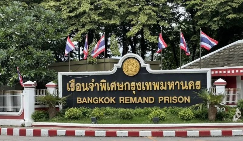 Nach der Versetzung des Direktors des Bangkoker Untersuchungsgefängnisses und 14 Wärtern hat die Strafvollzugsbehörde nun einen Ausschuss eingesetzt, um gegen sie zu ermitteln, weil sie dort inhaftierten chinesischen Graukapitalisten Sonderprivilegien gewährt haben, darunter Besuche von schönen Models, berichtete Amarin TV gestern Abend (20. November).