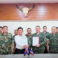 Die Außenministerien Thailands und Kambodschas haben Erklärungen veröffentlicht, in denen sie die Genehmigung erster Arbeiten zum Bau eines acht Kilometer langen Sicherheitszauns entlang eines umstrittenen Abschnitts ihrer Grenze bestätigen. Das thailändische Außenministerium teilte mit, dass sich das Abkommen auf einen Abschnitt zwischen den Grenzsteinen 52 und 59 in der Provinz Chanthaburi bezieht.