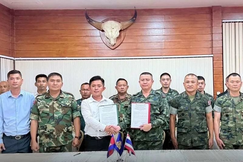 Die Außenministerien Thailands und Kambodschas haben Erklärungen veröffentlicht, in denen sie die Genehmigung erster Arbeiten zum Bau eines acht Kilometer langen Sicherheitszauns entlang eines umstrittenen Abschnitts ihrer Grenze bestätigen.Das thailändische Außenministerium teilte mit, dass sich das Abkommen auf einen Abschnitt zwischen den Grenzsteinen 52 und 59 in der Provinz Chanthaburi bezieht.