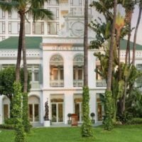 Seit fast 150 Jahren ist das Mandarin Oriental Bangkok eng mit der Geschichte Thailands verbunden. Als erstes Luxushotel des Landes, das seit 1876 Gäste empfängt, gilt es als Ikone klassischen Luxus am Ufer des Chao Phraya. Hier bewahrt zeitlose Eleganz inmitten der kosmopolitischen Energie einer 10-Millionen-Stadt ihren Platz.
