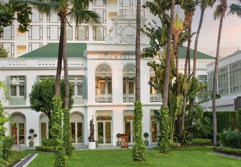 Seit fast 150 Jahren ist das Mandarin Oriental Bangkok eng mit der Geschichte Thailands verbunden. Als erstes Luxushotel des Landes, das seit 1876 Gäste empfängt, gilt es als Ikone klassischen Luxus am Ufer des Chao Phraya. Hier bewahrt zeitlose Eleganz inmitten der kosmopolitischen Energie einer 10-Millionen-Stadt ihren Platz.