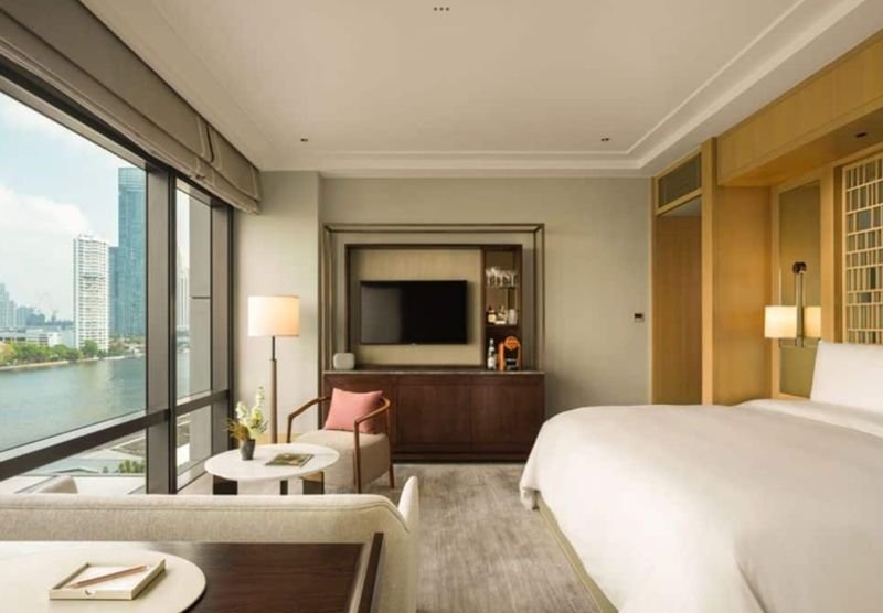 Das Capella Bangkok liegt im historischen Viertel Charoen Krung und bietet ein exklusives Luxuserlebnis. Anders als größere Hotels legt es Wert auf eine ruhige Resort-Atmosphäre direkt am Fluss. Man fühlt sich wie in einer Oase der Ruhe inmitten des Großstadttrubels, obwohl es sich mitten im Herzen von Bangkok befindet.