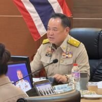 Premierminister Anutin Charnvirakul gab heute (10. November) grünes Licht für die Aussetzung des thailändisch-khmerischen Friedensabkommens und die Einlegung eines sofortigen Protests, nachdem zwei thailändische Soldaten bei einer Landminenexplosion verletzt worden waren, berichtete der Fernsehsender Channel 7.