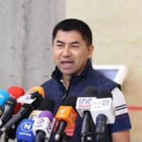 . Polizeigeneral Surachate Hakparn, bekannt als „Big Joke“, plant einen Besuch beim Büro für Cyberkriminalität. Er beabsichtigt, eine formelle Beschwerde wegen angeblicher Diskriminierung in einem Geldtransferfall einzureichen, in den er und seine Untergebenen verwickelt sind. Er behauptet, die Ermittlungen zielten ungerechtfertigt auf ihn ab und beantragt die Abtrennung des Falls, obwohl dieser bereits in die Zuständigkeit der Antikorruptionskommission falle.