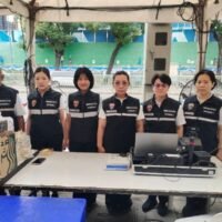 Um die nationale Sicherheit zu stärken, wurde Inspektor Bell, auch bekannt als Oberstleutnant Chonthicha Missakul, mit der Verschärfung der Grenzkontrollen der thailändischen Einwanderungspolizei beauftragt. Angesichts des bevorstehenden ASEAN-Beitritts Thailands liegt der Fokus auf der genauen Überwachung des Grenzverkehrs, da immer mehr Bürger aus den Nachbarländern einreisen und Betrüger versuchen, illegal ins Land zu gelangen. Die Führung von Inspektor Bell ist entscheidend, um die gründliche Überprüfung von Reisenden zu gewährleisten, die Sicherheit zu erhalten und das Vertrauen in den Tourismus zu stärken.