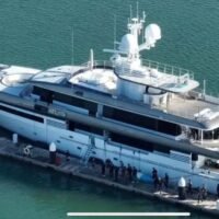 Das thailändische Amt für die Bekämpfung der Geldwäsche (AMLO) hat im Rahmen erweiterter Ermittlungen gegen ein transnationales Betrügernetzwerk, das mit Callcenter-Betrug in Verbindung steht, eine Luxusyacht im Wert von rund 1,125 Milliarden Baht beschlagnahmt. Die Beschlagnahme stellt eine deutliche Verschärfung der Bemühungen zur Vermögensrückgewinnung dar und erhöht den Gesamtwert der in ähnlichen Fällen beschlagnahmten Vermögenswerte auf über 10,165 Milliarden Baht.