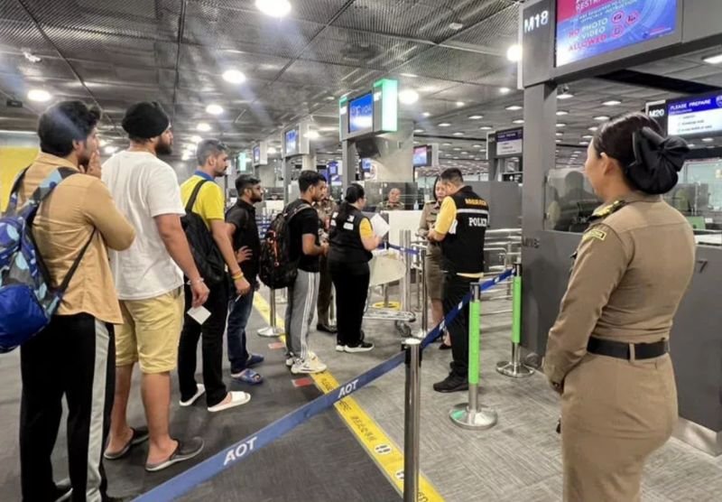Die Airports of Thailand Plc (AOT) hat Behauptungen zurückgewiesen, wonach Passagiere auf dem Weg nach Kambodscha über Bangkok unnötigen Kontrollen und Gepäckdurchsuchungen unterzogen wurden. Die Betreiberin wies die von kambodschanischen Behörden und regionalen Medien verbreiteten Anschuldigungen als „völlig unwahr“ zurück und betonte, dass die Sicherheitsvorkehrungen an thailändischen Flughäfen internationalen Standards der Luftfahrt entsprechen.