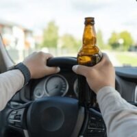 Der Gerichtshof hat Autofahrer eindringlich vor dem Fahren unter Alkoholeinfluss während der Neujahrsfeiertage gewarnt und auf die Schwere der Strafen hingewiesen. Gerichtssprecher Suriyan Hongwilai wies auf einen jährlichen Anstieg der Fälle in diesem Zeitraum hin, insbesondere wegen Verstößen gegen das Straßenverkehrsgesetz, wobei Trunkenheit am Steuer ein Hauptproblem darstellt. Das Fahren unter Alkoholeinfluss oder Drogeneinfluss ist gemäß Paragraph 43(2) strengstens verboten und zieht schwerwiegende Konsequenzen nach sich.