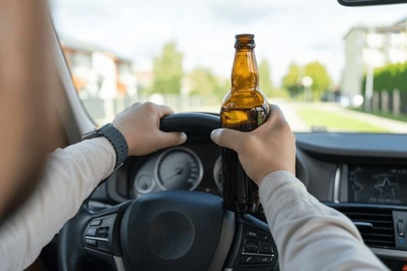 Der Gerichtshof hat Autofahrer eindringlich vor dem Fahren unter Alkoholeinfluss während der Neujahrsfeiertage gewarnt und auf die Schwere der Strafen hingewiesen. Gerichtssprecher Suriyan Hongwilai wies auf einen jährlichen Anstieg der Fälle in diesem Zeitraum hin, insbesondere wegen Verstößen gegen das Straßenverkehrsgesetz, wobei Trunkenheit am Steuer ein Hauptproblem darstellt. Das Fahren unter Alkoholeinfluss oder Drogeneinfluss ist gemäß Paragraph 43(2) strengstens verboten und zieht schwerwiegende Konsequenzen nach sich.