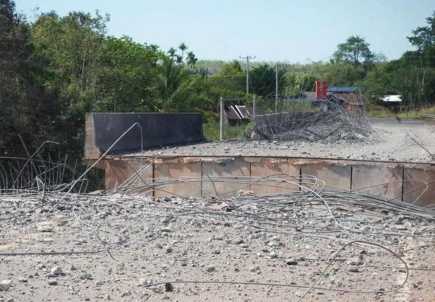 Am 13. Dezember zerstörten thailändische F-16-Kampfjets ein 20 Meter langes Teilstück einer von China erbauten Brücke über den Fluss Me Teuk in der Provinz Pursat und trafen ein nahegelegenes achtstöckiges Gebäude in der Nähe eines Casinos. Laut thailändischen Angaben handelte es sich dabei um einen militärischen Kommandoposten