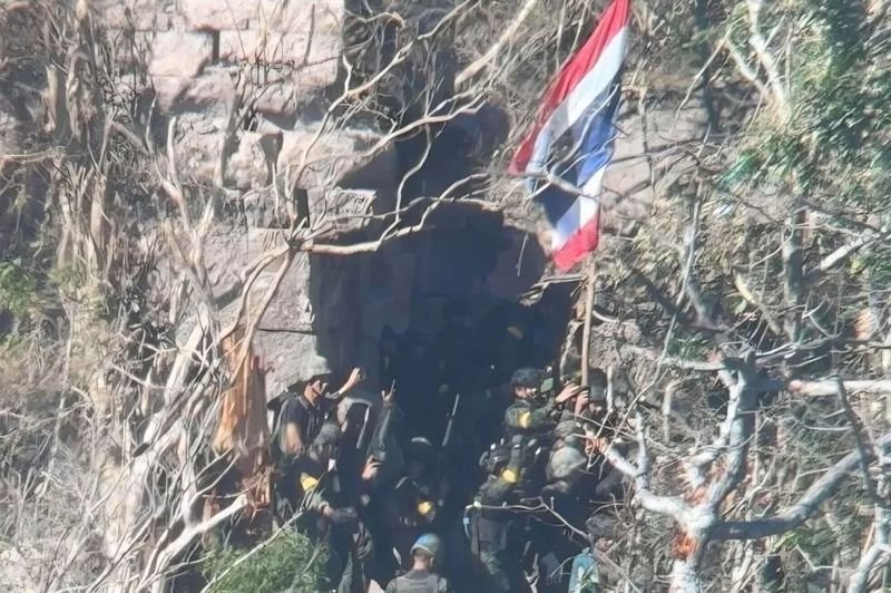 Kambodschanische Raketen treffen die Region Ta Kwai in Surin, die Kämpfe an der Grenze dauern weiter an. Am Montag dauerten die Kämpfe entlang der thailändisch-kambodschanischen Grenze an. Kambodschanische Raketen, die von BM-21-Raketenwerfern abgefeuert wurden, explodierten in der Nähe der Tempelruinen von Ta Kwai und um den Hügel 350, beides strategisch wichtige Punkte in der Provinz Surin.