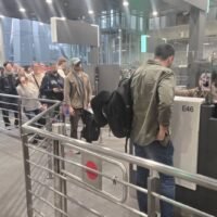 Die thailändischen Flughäfen wurden angewiesen, alle kambodschanischen Staatsangehörigen, die im Rahmen der Visafreiheit nach Thailand einreisen, streng zu überprüfen und angesichts des eskalierenden Konflikts an der Grenze auch die Kontrollen gegen ausländische Söldner, die ins Land einreisen, zu verschärfen. Das Einwanderungsbüro bat am Montag ausländische Touristen um Verständnis für die Situation, die zu Wartezeiten bei der Passkontrolle führen könnte.