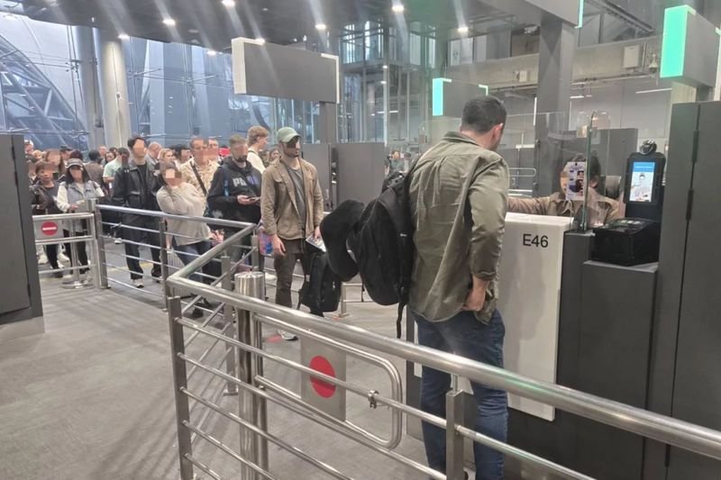 Die thailändischen Flughäfen wurden angewiesen, alle kambodschanischen Staatsangehörigen, die im Rahmen der Visafreiheit nach Thailand einreisen, streng zu überprüfen und angesichts des eskalierenden Konflikts an der Grenze auch die Kontrollen gegen ausländische Söldner, die ins Land einreisen, zu verschärfen. Das Einwanderungsbüro bat am Montag ausländische Touristen um Verständnis für die Situation, die zu Wartezeiten bei der Passkontrolle führen könnte.