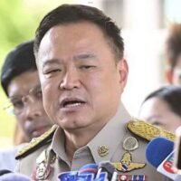 . Premierminister Anutin Charnvirakul schloss am 8. Dezember 2025 jegliche Verhandlungen mit Kambodscha über die anhaltenden Grenzkonflikte aus und erklärte, ein Waffenstillstand werde nur erfolgen, wenn Kambodscha die Bedingungen Thailands erfülle. In einer Rede im Regierungssitz um 14:20 Uhr sagte er, thailändische Militäroperationen könnten nicht offengelegt werden, bekräftigte aber, Thailand handle zur Verteidigung seiner Souveränität.